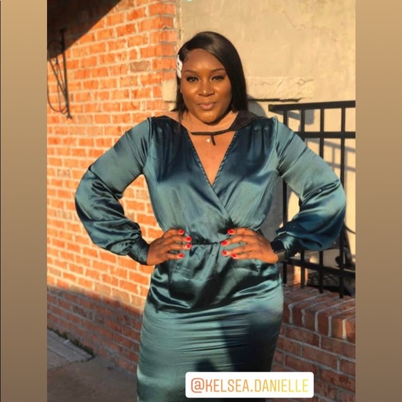 ASOS design curve Exclusive balloon sleeve satin MIDI dress. - Picture 4 of 5